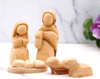 Handgemaakte kerststalbeeldjes: kerstversiering