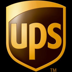 以下が含まれることがあります： 金色の文字で「UPS」と書かれた、茶色の盾型のロゴ。ロゴは金色の縁取りと金色の光沢がある。ロゴの下には白い文字で「TM」と書いてある。