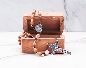 Rosario de madera de olivo con centro de San Benito: Cuentas de oración hechas a mano para Tierra Santa.