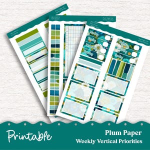 Pode incluir: Autocolantes de planeador imprimíveis em tons de verde-azulado, verde e dourado. Os autocolantes incluem caixas superiores, capas de datas e autocolantes funcionais. O texto "Printable" e "Plum Paper Weekly Vertical Priorities" são visíveis.