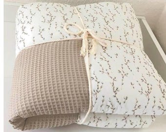 Spieldecke Krabbeldecke Laufstall Decke Weidenkätzchen Knospen und Waffelstoff sandfarben