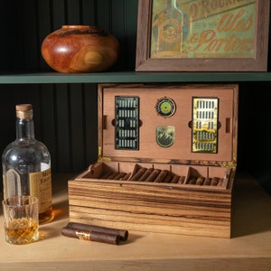 Zebrano-Humidor mit spanischer Zeder, digitalem Hygrometer und 2 Luftbefeuchtern - Groß, 80 Churchill-Zigarren - Personalisierte Messinggravur