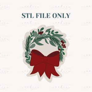 Puede incluir: Archivo STL de un cortador de galletas con forma de corona navideña. La corona está compuesta por hojas verdes, bayas rojas y un gran lazo rojo. El texto "STL FILE ONLY" está en la parte superior.