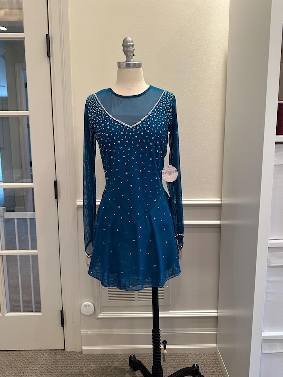long sleeve skating dress Amazon.com: JoyCan Girl's Long Sleeved Blue Gradient Figure Skating Dress  Elegant Figure Skating Skirt for Performance and Practice : Clothing, Shoes  & Jewelry