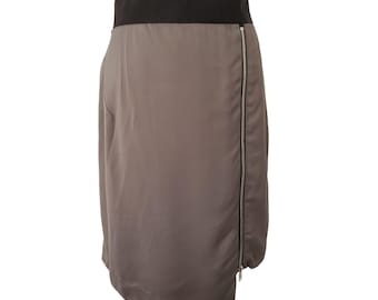 Falda lápiz asimétrica con cremallera de Milly of New York – Viscosa gris y negra estilo Y2K, talla 10