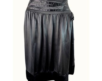 Svart sidenkjol i vintagestil med sammetskant och knytband i sidan – Maxstorlek 10