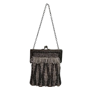 Cartera estilo boho con cuentas de vidrio, década de 1910/20, marco plateado, correa de cadena, cierre de bisagra y forro de seda