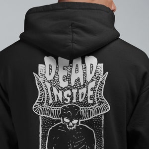 Pode incluir: Hoodie preto com uma estampa gr&aacute;fica branca de um cr&acirc;nio com chifres e o texto "DEAD INSIDE".