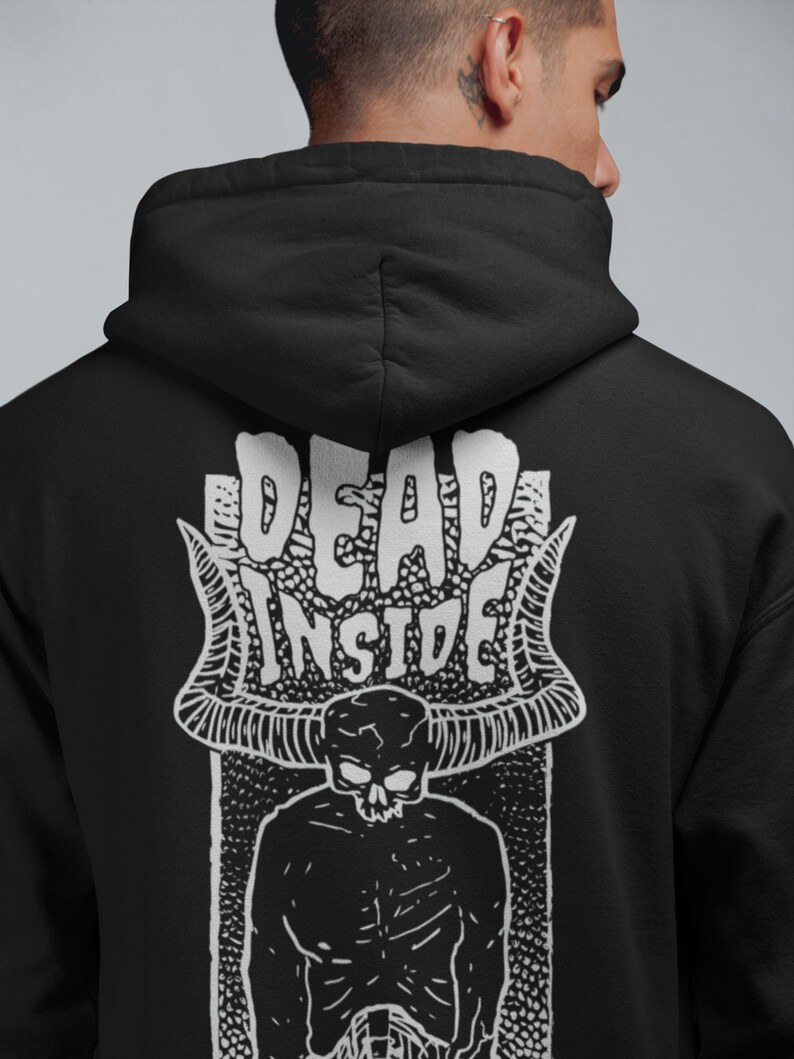 Pode incluir: Hoodie preto com uma estampa gr&aacute;fica branca de um cr&acirc;nio com chifres e o texto "DEAD INSIDE".