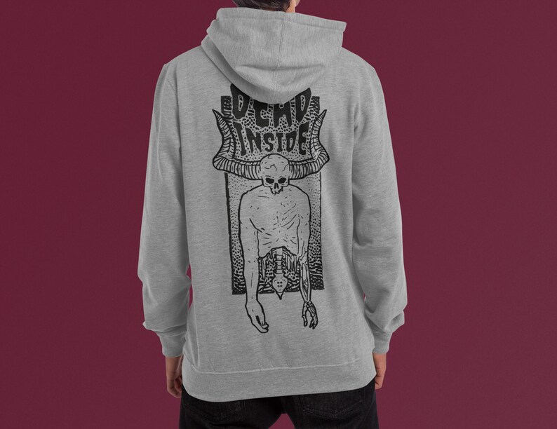 Pode incluir: Uma camisa de moletom cinza com capuz com uma estampa gr&aacute;fica em preto e branco de uma figura esquel&eacute;tica com chifres e o texto "DEAD INSIDE".