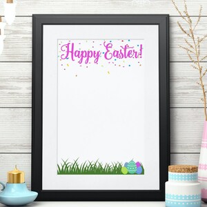 Può includere: Un'immagine stampabile incorniciata in nero con il testo "Buona Pasqua!" in corsivo rosa. L'immagine stampabile presenta coriandoli e un bordo di erba verde con uova di Pasqua colorate.