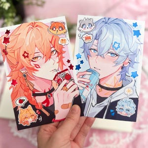 以下が含まれることがあります： 鮮やかな髪と詳細な顔の特徴を持つ男性キャラクターを描いた、2つのアニメスタイルのアートプリント。1つはオレンジ色の髪のキャラクターがジュースの箱を持ち、もう1つは青い髪のキャラクターが缶を持っています。星と猫の装飾ステッカーが付いています。