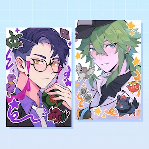 Puede incluir: Dos retratos de personajes de estilo anime. El primero presenta a un hombre con cabello morado, gafas y un atuendo morado y negro, rodeado de criaturas de dibujos animados. El segundo retrato muestra a un hombre con cabello verde y un atuendo blanco y negro, también con criaturas de dibujos animados.