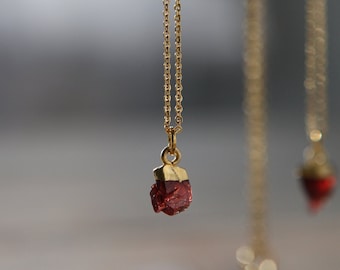 Raw Garnet Healing Crystal Gold Necklace. Garnet Necklace. January birthstone Necklace. Raw Garnet  Pendant. Gift for her.Mothers Day Gift