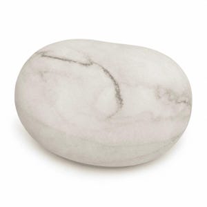 Pode incluir: Uma pedra branca, lisa e arredondada, com veios cinzentos subtis em toda a sua superfície. O objeto tem uma forma oval e uma textura polida, exibindo variações naturais de cor e padrão em toda a sua superfície exterior visível.