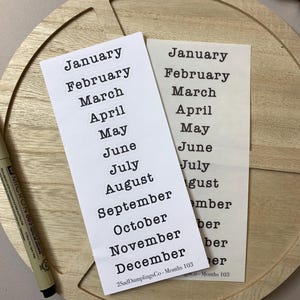 Maandstickers voor planners en Bullet Journals | Zwart-wit datumlabels | Datumhoezen | Vintage tekststickers | Januari tot december
