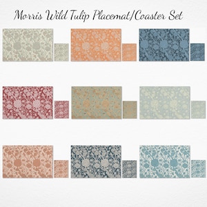 Op de afbeelding: Een set placemats en onderzetters met een bloemenpatroon. De placemats en onderzetters zijn verkrijgbaar in verschillende kleuren, waaronder oranje, blauw, rood en groen. De tekst "Morris Wild Tulip Placemat/Coaster Set" staat bovenaan.