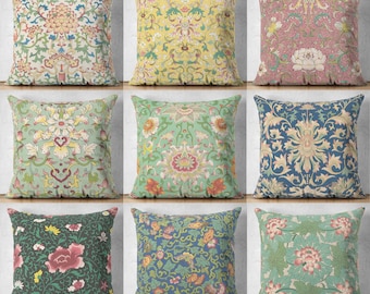 Puede incluir: Nueve cojines cuadrados con estampados florales en varios colores. Los cojines presentan diseños en tonos de rosa, verde, azul, amarillo y turquesa. Los patrones incluyen flores, hojas y otros elementos botánicos.