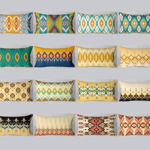 Pode incluir: Uma coleção de almofadas retangulares com vários padrões geométricos. As almofadas apresentam uma variedade de cores, incluindo amarelo, verde-azulado, laranja e preto. Os designs incluem motivos de diamante, zigue-zague e inspiração tribal, adequados para decoração de casa.