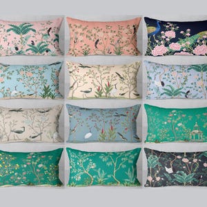Könnte beinhalten: Eine Sammlung dekorativer rechteckiger Zierkissen mit verschiedenen Blumen- und Vogelmustern. Die Kissen weisen eine Reihe von Farben auf, darunter Rosa, Blau, Grün und Schwarz, mit detaillierten Illustrationen von Bäumen, Blumen und Vögeln.