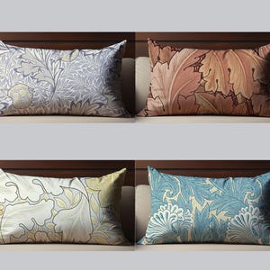 Puede incluir: Cuatro almohadas decorativas con patrones florales. Las almohadas son en tonos de azul, marrón, crema y morado. Los patrones son intrincados y detallados.