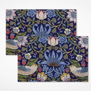 Puede incluir: Dos manteles individuales rectangulares con un patrón repetido de flores y pájaros. El diseño presenta flores azules, rosas y blancas, pájaros y bayas sobre un fondo azul oscuro. Los manteles individuales son probablemente de tela.