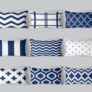 Può includere: Dieci cuscini decorativi con vari motivi geometrici in blu navy e bianco. I cuscini sono disposti in tre file.