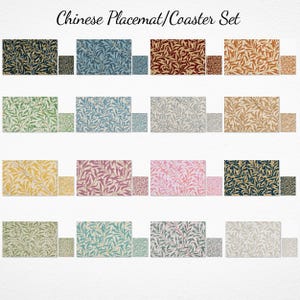 Puede incluir: Un conjunto de manteles individuales y posavasos en varios colores, incluyendo azul marino, azul, rojo y verde. Cada juego presenta un patrón de hojas repetido. El texto "Chinese Placemat/Coaster Set" está en la parte superior.