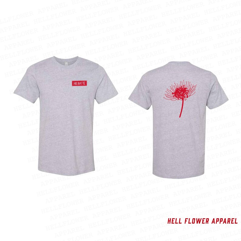 Op de afbeelding: Lichtgrijs t-shirt met een rode rechthoekige afbeelding en Japanse tekst op de voorkant. De achterkant van het shirt heeft een rood bloemdesign. De woorden "HELL FLOWER APPAREL" staan in het rood onderaan.