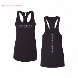 Può includere: Canotta nera con design a vogatore. La parte anteriore presenta cinque cuori rosa, blu e turchese. La parte posteriore della canotta ha le parole "love wins" in una sceneggiatura verticale. Il testo "HELL FLOWER APPAREL" è in alto.