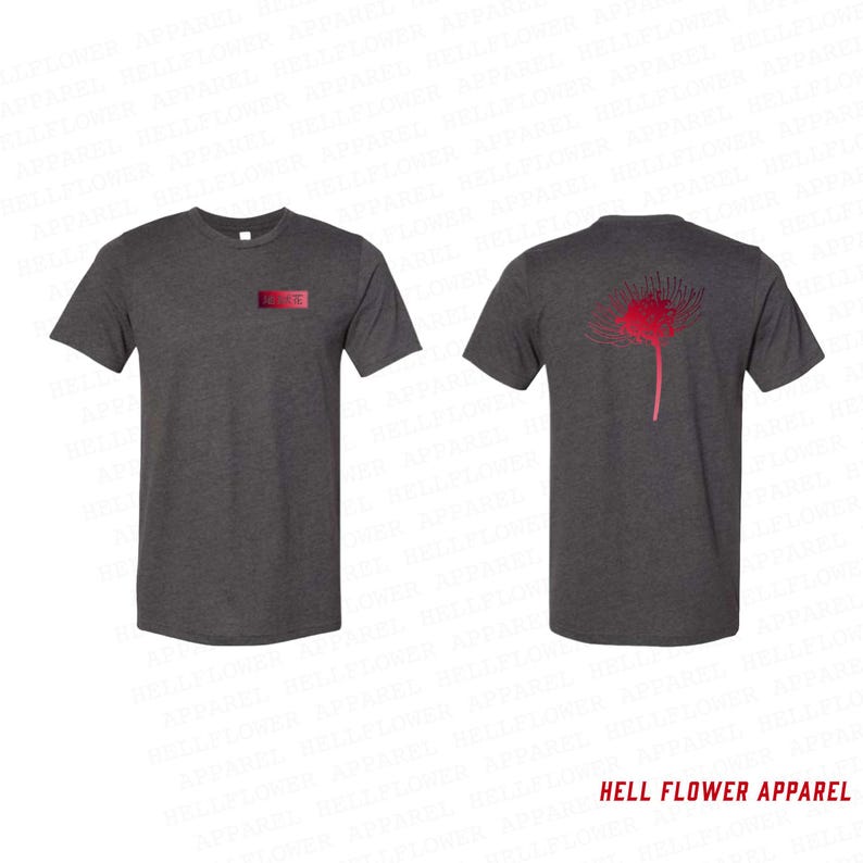 Op de afbeelding: Donkergrijze t-shirts met een rood bloemmotief op de rug en een kleine rode rechthoek op de voorkant. De tekst "HELL FLOWER APPAREL" staat onderaan de afbeelding.