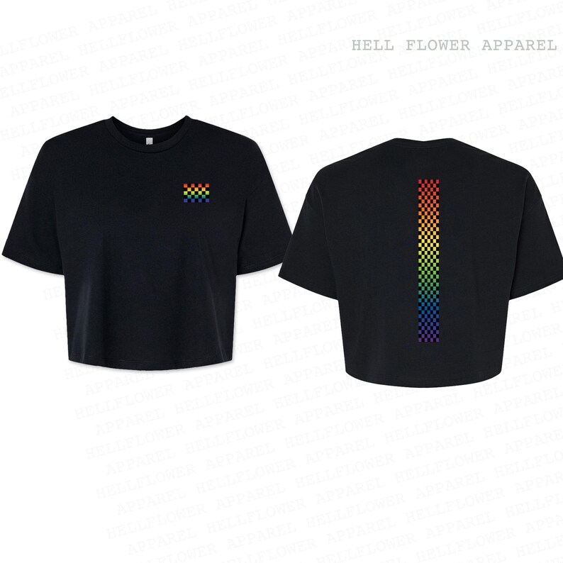 Pu&ograve; includere: Una t-shirt nera corta con un piccolo quadrato a scacchi arcobaleno sul petto sinistro e una lunga striscia verticale a scacchi arcobaleno sul retro. Il testo HELL FLOWER APPAREL &egrave; stampato nell'angolo in alto a destra dell'immagine.