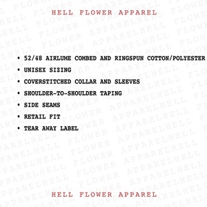 Pode incluir: Um fundo branco com texto vermelho que diz "Hell Flower Apparel" em negrito. O texto &eacute; repetido v&aacute;rias vezes na imagem. Abaixo do t&iacute;tulo, &eacute; fornecida uma lista de detalhes do produto: 52/48 Airlume penteado e ringspun algod&atilde;o/poli&eacute;ster, tamanho unissex, colarinho e mangas com pesponto, fita de ombro a ombro, costuras laterais, ajuste de varejo, e etiqueta remov&iacute;vel.