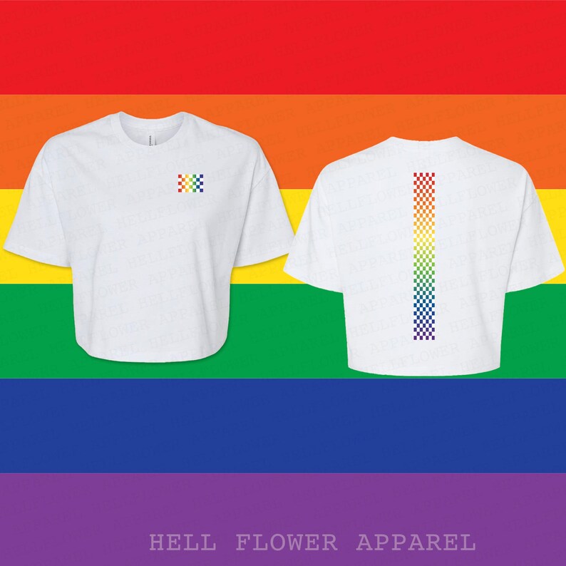 Pu&ograve; includere: Un top corto bianco a maniche corte con un piccolo quadrato a scacchi arcobaleno sul petto sinistro. Il retro della maglietta presenta una lunga striscia verticale a scacchi arcobaleno che corre lungo il centro del capo.