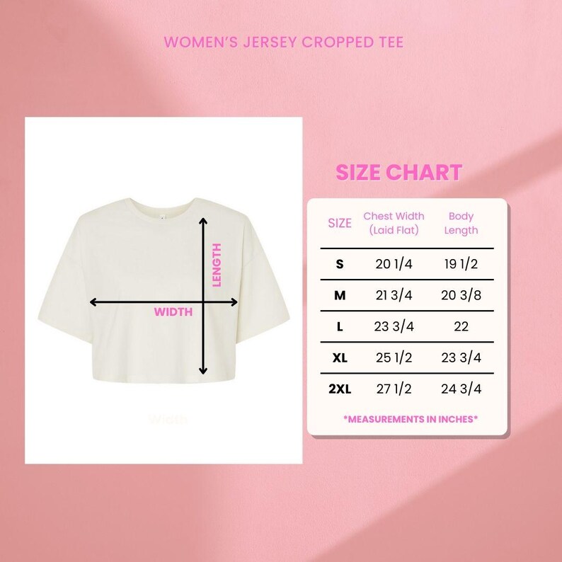 Pu&ograve; includere: Una t-shirt corta in jersey color crema con una tabella delle taglie che mostra la larghezza del torace e la lunghezza del corpo in pollici per le taglie dalla S alla 2XL. La tabella elenca le dimensioni specifiche per ogni taglia, come 20 1/4 pollici.