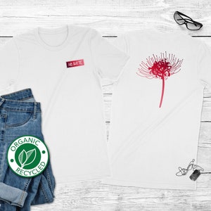 Op de afbeelding: Witte T-shirts met Japanse tekst en een rood bloemdesign. E&eacute;n shirt heeft een klein rechthoekig tekstvak met Japanse karakters. Het andere shirt heeft een rode bloemenillustratie op de rug. De shirts liggen naast een spijkerbroek en een groene en witte biologische gerecyclede sticker.