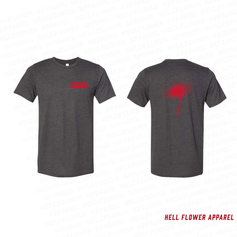 Op de afbeelding: Twee donkergrijze t-shirts met rode details. E&eacute;n shirt heeft een rood rechthoek op de borst, de andere een rood paardenbloemontwerp op de rug. De tekst "HELL FLOWER APPAREL" staat onderaan de afbeelding.