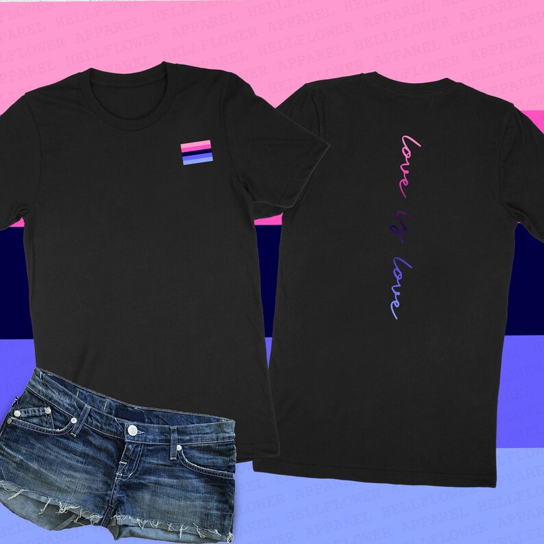 Pode incluir: Camiseta preta com uma pequena bandeira do orgulho bissexual no peito esquerdo e as palavras "love is love" escritas verticalmente nas costas em um degrad&ecirc; de rosa, roxo e azul.
