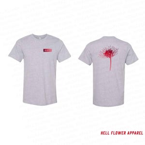 Op de afbeelding: Lichtgrijze t-shirts. E&eacute;n shirt heeft een klein rechthoekig ontwerp met Japanse tekst. De andere heeft een rood-roze bloemontwerp op de rug. De tekst "HELL FLOWER APPAREL" staat onderaan de afbeelding.