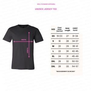 Pode incluir: Uma tabela de tamanhos para uma camiseta de jersey unissex, mostrando a largura do peito, o comprimento do corpo e o tamanho do peito em polegadas. A tabela inclui os tamanhos XS a 3XL.