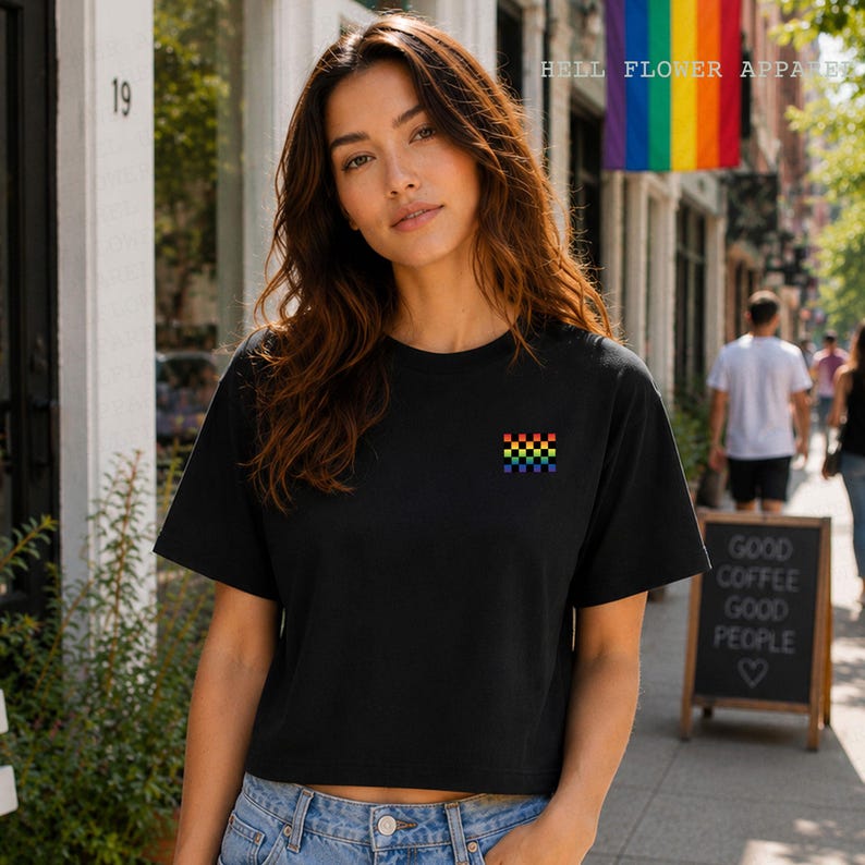 Pu&ograve; includere: Una t-shirt nera a maniche corte con un piccolo quadrato a scacchi color arcobaleno ricamato sul petto sinistro. La maglia presenta un girocollo e un orlo dritto, realizzata in tessuto nero tinta unita dal design semplice e pulito.