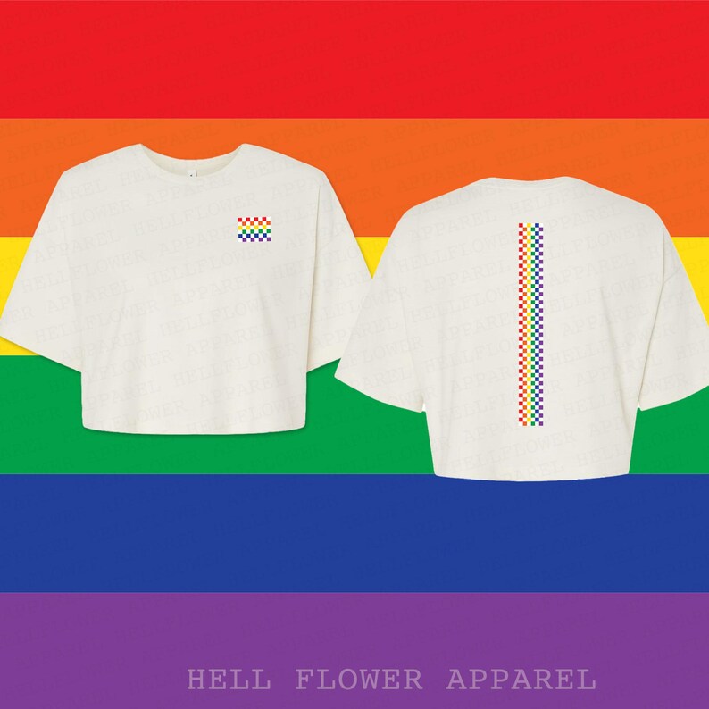 Pu&ograve; includere: Una t-shirt corta bianca con un piccolo motivo a scacchi arcobaleno sul petto a sinistra e una lunga striscia verticale a scacchi arcobaleno centrata sul retro. Il capo presenta maniche corte e uno scollo rotondo.