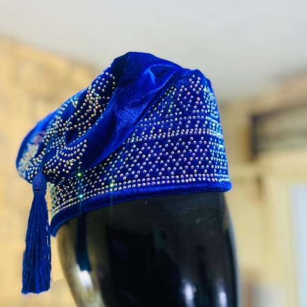 Casquette ornée d'un pompon bleu roi. Chapeau africain bleu pliable pour homme. Casquettes de mariage nigérianes pour les mariés. Casquette lapidée en velours.