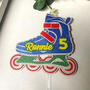 Peut inclure: Décor de gâteau en forme de patin à roulettes bleu et vert avec le nom Ronnie et le numéro 5.