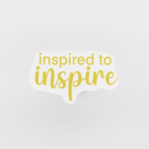 Naklejka Inspired to Inspire, Naklejka inspirująca, Naklejka motywacyjna, Naklejka Hydroflask, Naklejka na butelkę z wodą, Żółta naklejka, Cytat