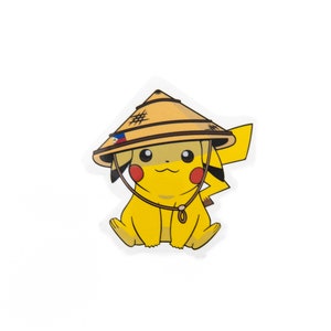Puede incluir: Un Pikachu amarillo con un sombrero cónico marrón y amarillo con una bandera filipina en el lateral.