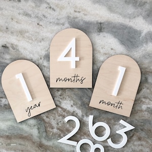 Marcadores de hitos mensuales intercambiables / Arcos de hitos de madera / Accesorios para fotografías de hitos de bebés / Anuncios de nacimientos y recién nacidos / Madera de arce