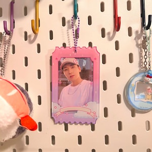 Porta-cartão de fotos com tema de Kpop, identidade e ingresso em tons pastel Kawaii com capa holográfica grátis