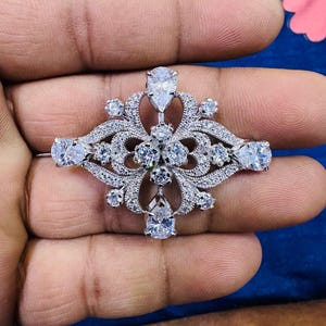 美しいアメリカンダイヤモンド（ジルコン）シルバーブローチ、シルバー純度92.5、ハンドメイドブローチ/スタイリッシュなブローチ