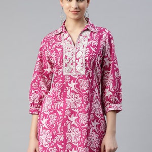 Kurzes Kurti für Frauen Fuchsia & Weiß gemustertes Tunika-Oberteil Kurtis für Frauen Sommer Oberteile Tees Blusen Indisches Tunika Oberteil Boho Oberteile Bild 1